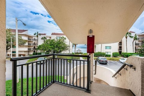 Condo in Saint Petersburg, Florida, 2 bedrooms  № 215034 - photo 2