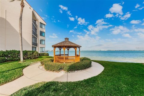 Condo in Saint Petersburg, Florida, 2 bedrooms  № 215034 - photo 3