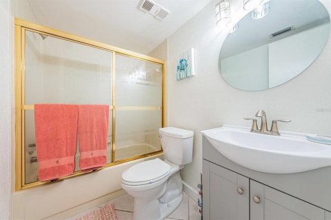 Condo in Saint Petersburg, Florida, 2 bedrooms  № 215034 - photo 22