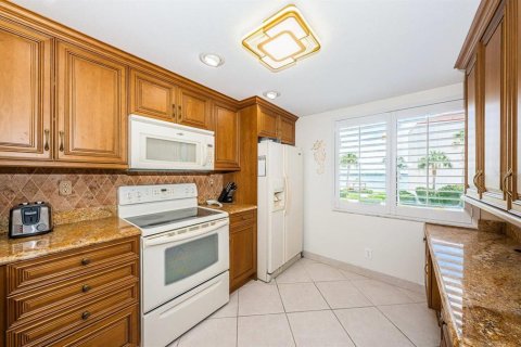 Condo in Saint Petersburg, Florida, 2 bedrooms  № 215034 - photo 10