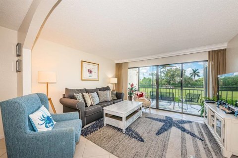 Condo in Saint Petersburg, Florida, 2 bedrooms  № 215034 - photo 14