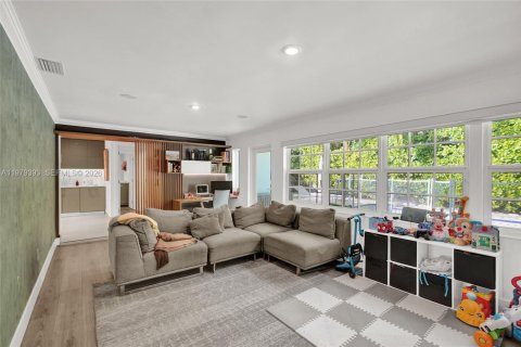 House in Miami, Florida 4 bedrooms, 247.86 sq.m. № 2045952 - photo 20