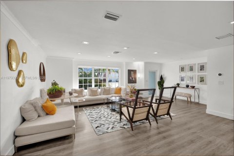 House in Miami, Florida 4 bedrooms, 247.86 sq.m. № 2045952 - photo 11