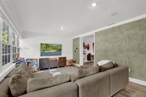 House in Miami, Florida 4 bedrooms, 247.86 sq.m. № 2045952 - photo 22