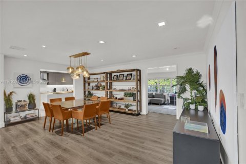 House in Miami, Florida 4 bedrooms, 247.86 sq.m. № 2045952 - photo 2