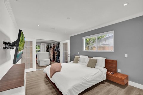 House in Miami, Florida 4 bedrooms, 247.86 sq.m. № 2045952 - photo 23