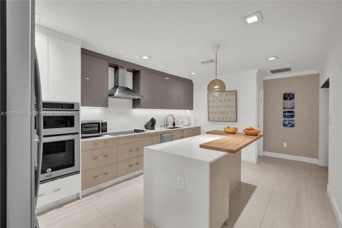 House in Miami, Florida 4 bedrooms, 247.86 sq.m. № 2045952 - photo 18