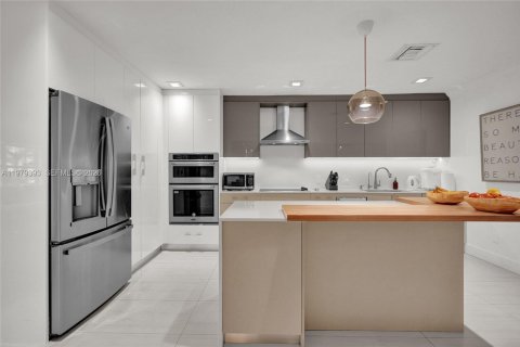 House in Miami, Florida 4 bedrooms, 247.86 sq.m. № 2045952 - photo 14