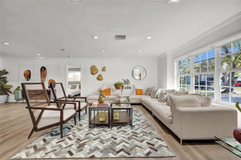 House in Miami, Florida 4 bedrooms, 247.86 sq.m. № 2045952 - photo 8