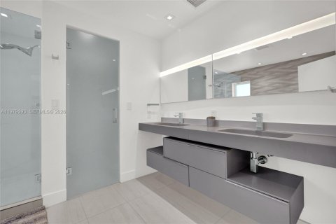 House in Miami, Florida 4 bedrooms, 247.86 sq.m. № 2045952 - photo 29