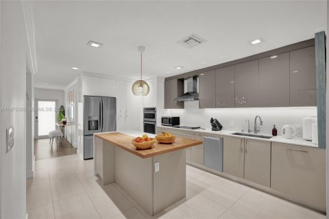 House in Miami, Florida 4 bedrooms, 247.86 sq.m. № 2045952 - photo 16