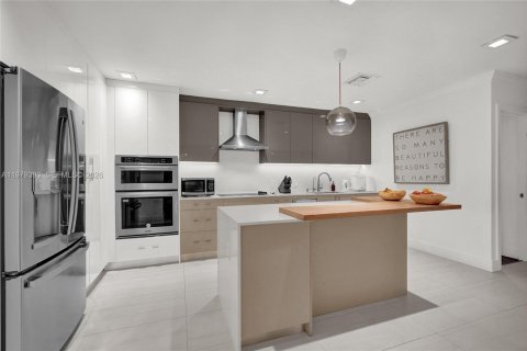 House in Miami, Florida 4 bedrooms, 247.86 sq.m. № 2045952 - photo 15