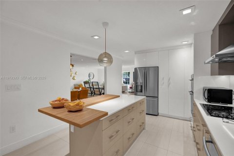 House in Miami, Florida 4 bedrooms, 247.86 sq.m. № 2045952 - photo 17