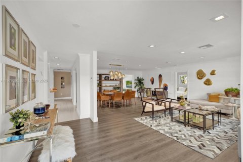 House in Miami, Florida 4 bedrooms, 247.86 sq.m. № 2045952 - photo 9