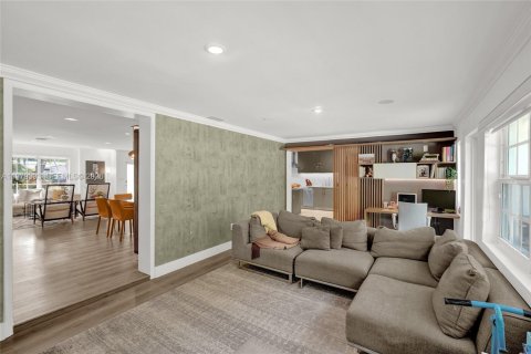 House in Miami, Florida 4 bedrooms, 247.86 sq.m. № 2045952 - photo 21