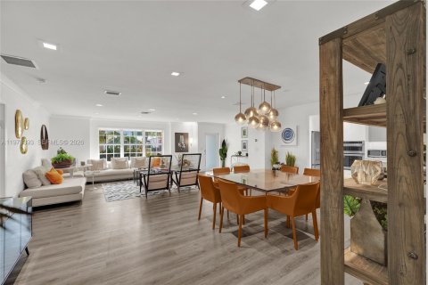 House in Miami, Florida 4 bedrooms, 247.86 sq.m. № 2045952 - photo 10
