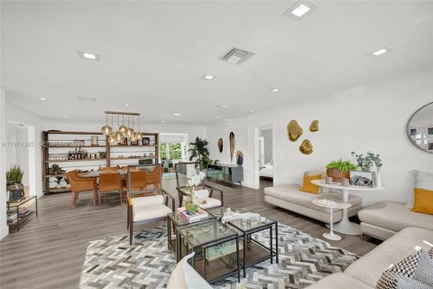 House in Miami, Florida 4 bedrooms, 247.86 sq.m. № 2045952 - photo 7