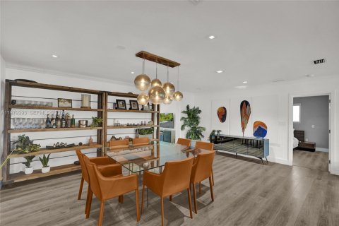 House in Miami, Florida 4 bedrooms, 247.86 sq.m. № 2045952 - photo 5
