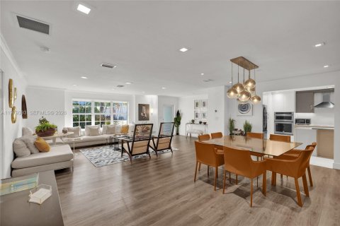 House in Miami, Florida 4 bedrooms, 247.86 sq.m. № 2045952