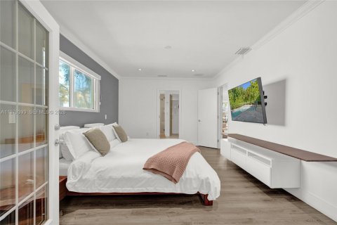 House in Miami, Florida 4 bedrooms, 247.86 sq.m. № 2045952 - photo 27