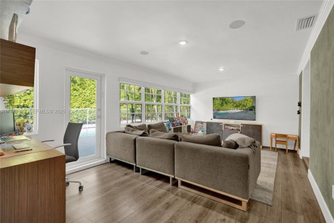 House in Miami, Florida 4 bedrooms, 247.86 sq.m. № 2045952 - photo 19