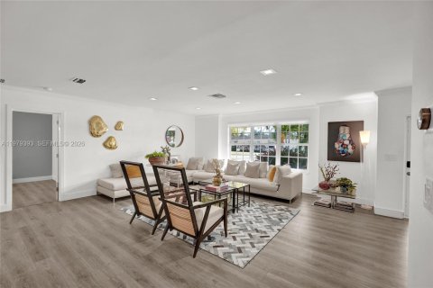 House in Miami, Florida 4 bedrooms, 247.86 sq.m. № 2045952 - photo 13