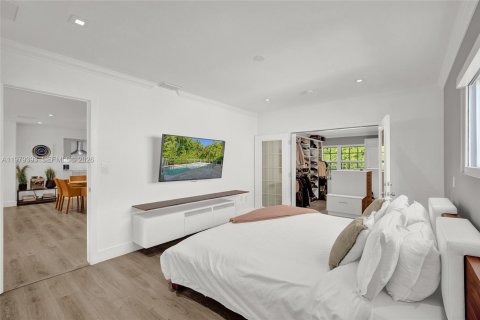 House in Miami, Florida 4 bedrooms, 247.86 sq.m. № 2045952 - photo 24