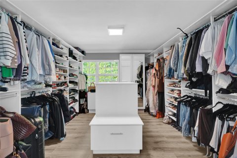 House in Miami, Florida 4 bedrooms, 247.86 sq.m. № 2045952 - photo 26