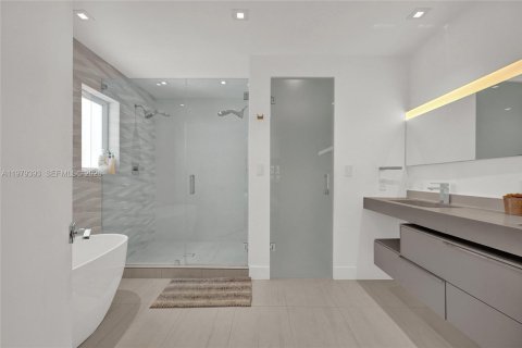 House in Miami, Florida 4 bedrooms, 247.86 sq.m. № 2045952 - photo 30
