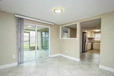 House in Port Richey, Florida 3 bedrooms, 122.07 sq.m. № 2349782 - photo 2
