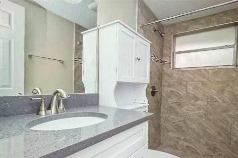 House in Port Richey, Florida 3 bedrooms, 122.07 sq.m. № 2349782 - photo 4