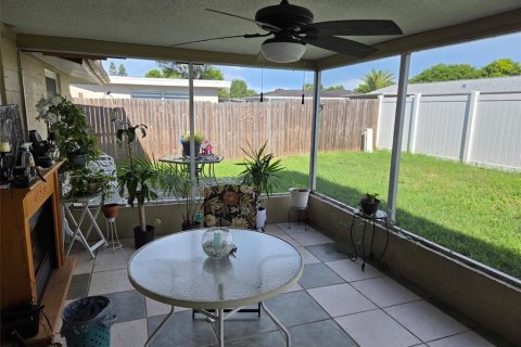 House in Port Richey, Florida 3 bedrooms, 122.07 sq.m. № 2349782 - photo 7