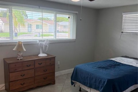 House in Port Richey, Florida 3 bedrooms, 122.07 sq.m. № 2349782 - photo 6
