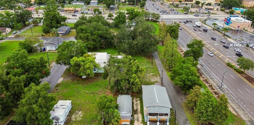 Commercial property in Lakeland, Florida 7 bedrooms, 250.46 sq.m. № 2204741