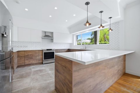 Villa ou maison à vendre à Miami, Floride: 4 chambres, 328.78 m2 № 2066567 - photo 10