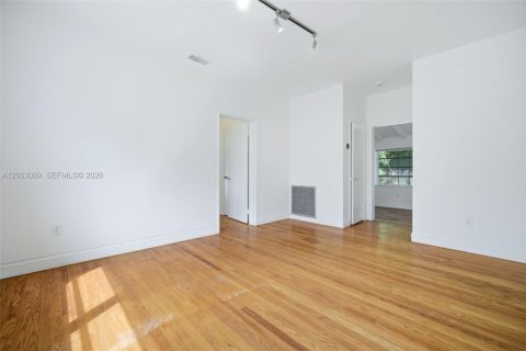 Villa ou maison à vendre à Miami, Floride: 4 chambres, 328.78 m2 № 2066567 - photo 28