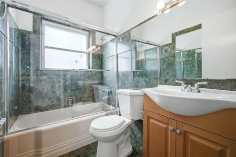 Villa ou maison à vendre à Miami, Floride: 4 chambres, 328.78 m2 № 2066567 - photo 29