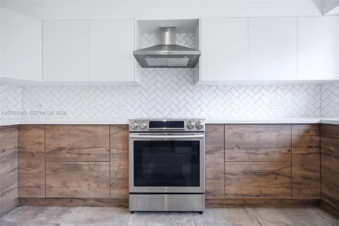 Villa ou maison à vendre à Miami, Floride: 4 chambres, 328.78 m2 № 2066567 - photo 13