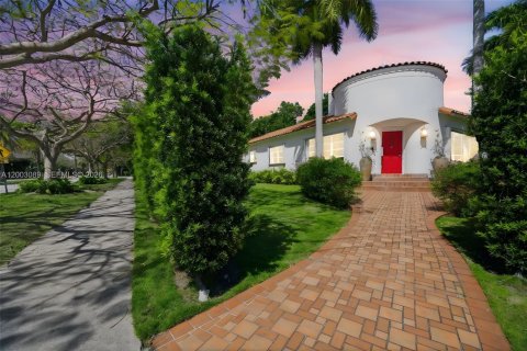 Villa ou maison à vendre à Miami, Floride: 4 chambres, 328.78 m2 № 2066567 - photo 1