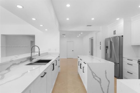 Casa en venta en Hollywood, Florida, 6 dormitorios, 370.68 m2 № 1964883 - foto 10