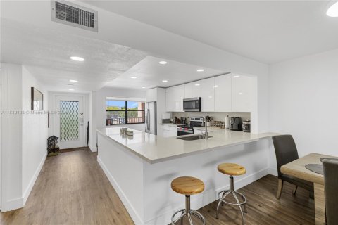 Condo in Sunrise, Florida, 2 bedrooms  № 1850620 - photo 4