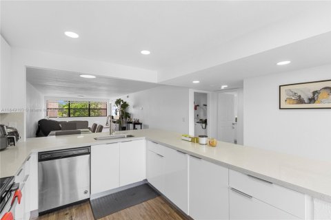 Condo in Sunrise, Florida, 2 bedrooms  № 1850620 - photo 27