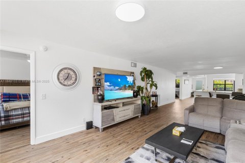 Condo in Sunrise, Florida, 2 bedrooms  № 1850620 - photo 9