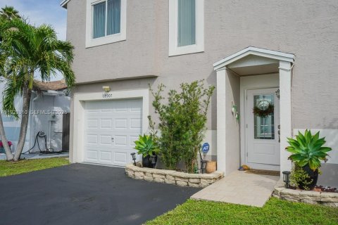 House in Hialeah, Florida 3 bedrooms, 132.39 sq.m. № 1988854 - photo 3