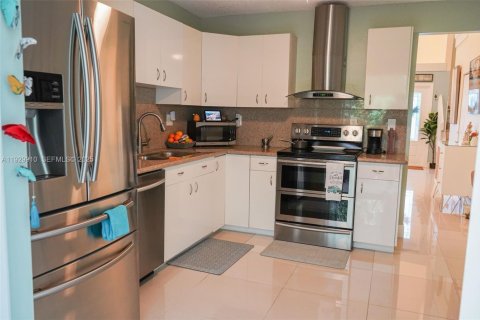 House in Hialeah, Florida 3 bedrooms, 132.39 sq.m. № 1988854 - photo 16