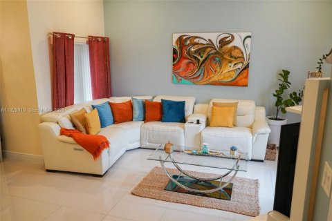 House in Hialeah, Florida 3 bedrooms, 132.39 sq.m. № 1988854 - photo 8