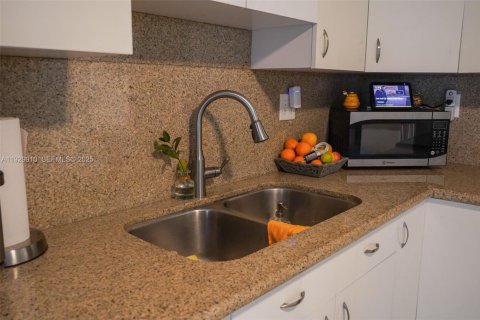 House in Hialeah, Florida 3 bedrooms, 132.39 sq.m. № 1988854 - photo 14