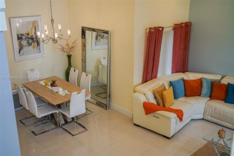 House in Hialeah, Florida 3 bedrooms, 132.39 sq.m. № 1988854 - photo 9