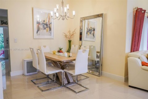 House in Hialeah, Florida 3 bedrooms, 132.39 sq.m. № 1988854 - photo 10