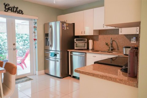 House in Hialeah, Florida 3 bedrooms, 132.39 sq.m. № 1988854 - photo 15